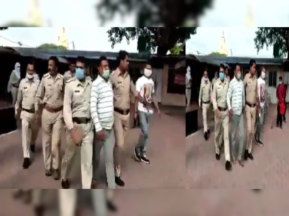 कानपुर शूटआउट का मुख्य आरोपी गैंगस्टर विकास दुबे को महाकाल मंदिर से गिरफ्तार कर ले जाती उज्जैन पुलिस.
