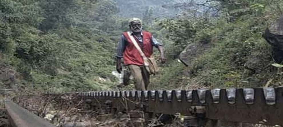 ଆଜି ବି ପାଦରେ ଚାଲି ଚିଠି ପହଞ୍ଚାଉଛନ୍ତି... ଆଜି ବି ପାଦରେ ଚାଲି ଚିଠି ପହଞ୍ଚାଉଛନ୍ତି...