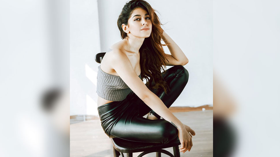 ये लिखा कैप्शन में Alaya F