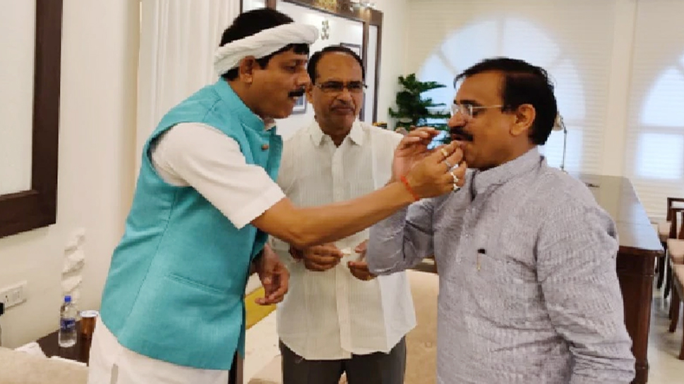 मध्य प्रदेश: ज़िमनी इंतेखाबात से पहले कांग्रेस को लगा झटका, प्रद्युमन सिंह लोधी ने दिया इस्तीफा मध्य प्रदेश: ज़िमनी इंतेखाबात से पहले कांग्रेस को लगा झटका, प्रद्युमन सिंह लोधी ने दिया इस्तीफा