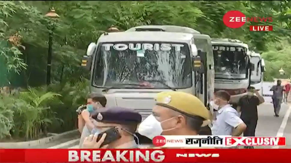 राजस्थान संकट: विधायकों के टूटने का खतरा, MLAs के साथ होटल में शिफ्ट हुए गहलोत - Zee News Hindi