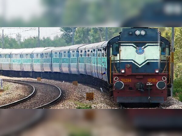 ଟ୍ରେନରେ ଟିକଟ ଫୁଲ...