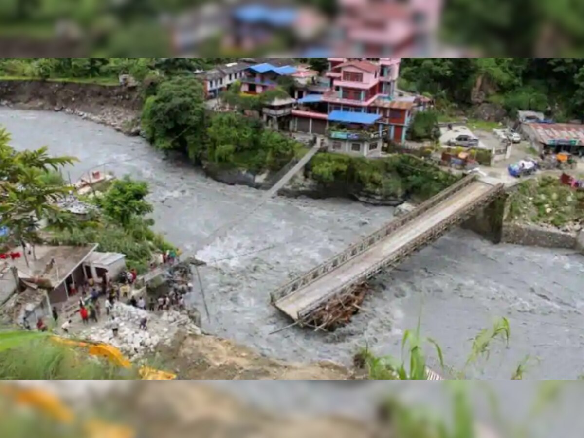 नेपाल में नदियां उफान पर हैं. फोटो: रॉयटर्स