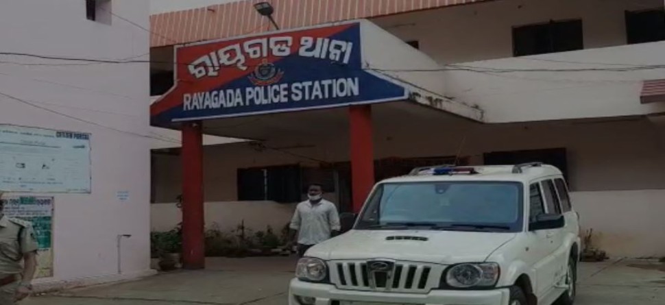 ଥାନାରୁ ଖସି ପଳାଉଥିଲା ଆସାମୀ, ଧକ୍କା ଦେଲା ଟ୍ରକ... ଥାନାରୁ ଖସି ପଳାଉଥିଲା ଆସାମୀ, ଧକ୍କା ଦେଲା ଟ୍ରକ...