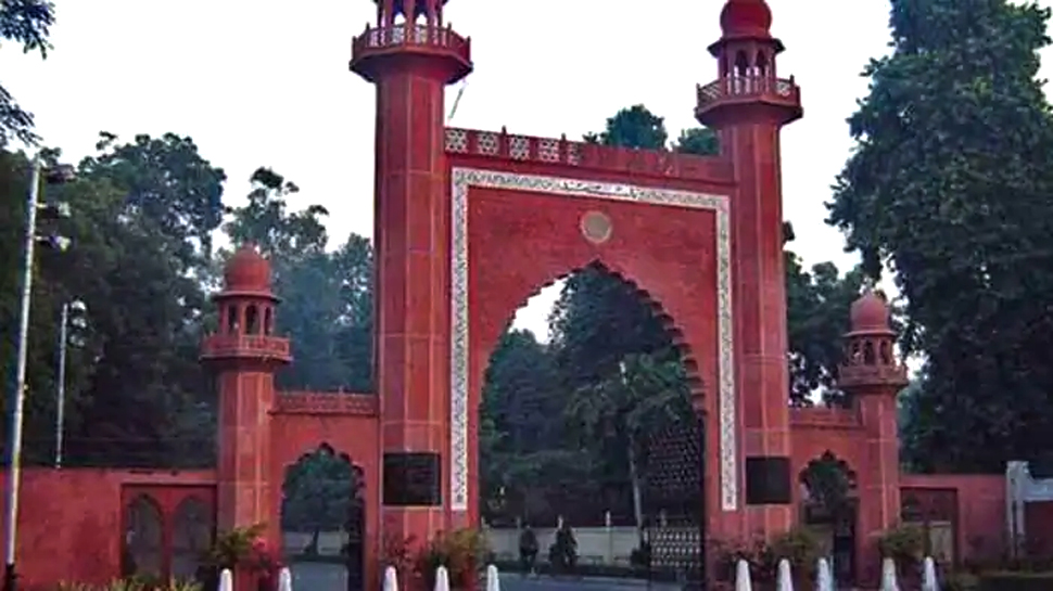 फिर सुर्खियों में AMU: गैर मुस्लिम तालिबा को जबरन हिजाब पहनाने की मिली धमकी, केस दर्ज फिर सुर्खियों में AMU: गैर मुस्लिम तालिबा को जबरन हिजाब पहनाने की मिली धमकी, केस दर्ज