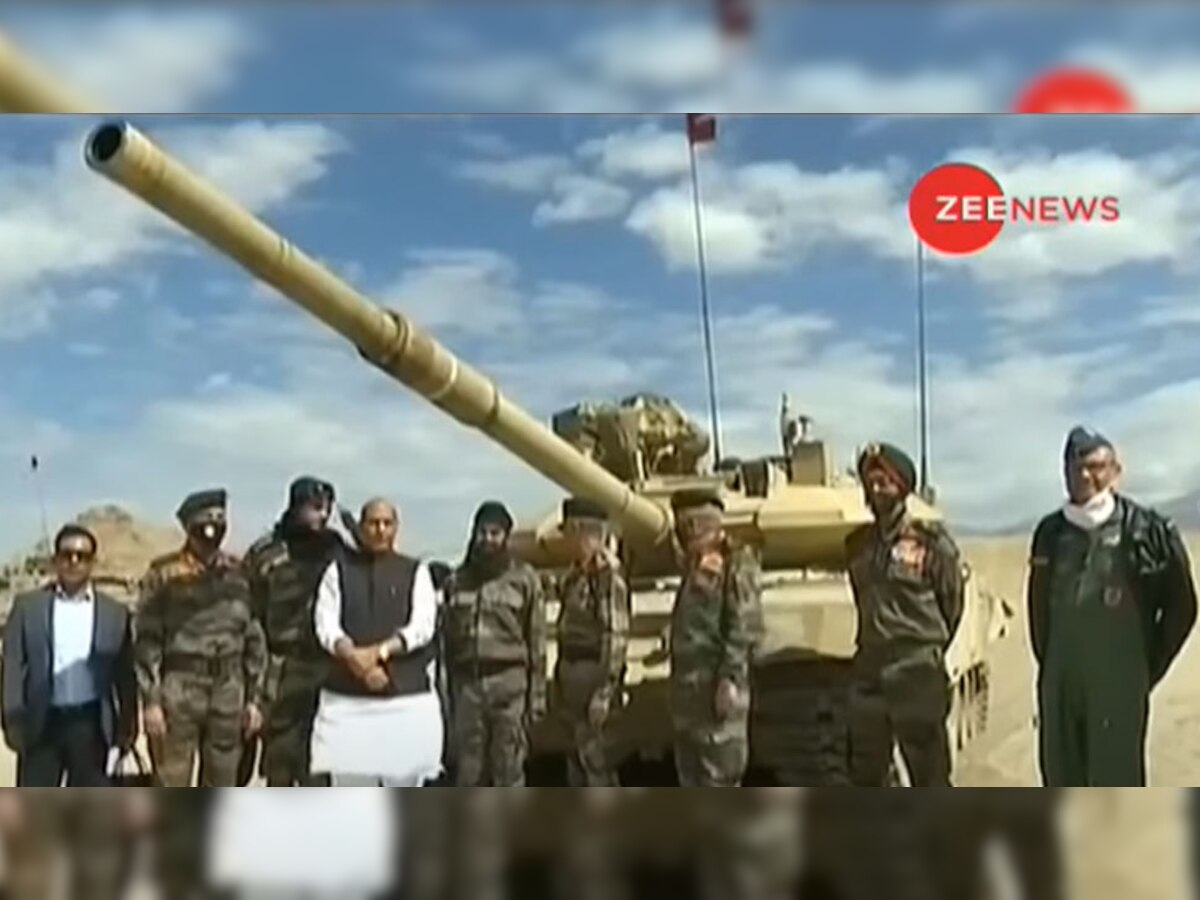 लेह में सेना का युद्धाभ्यास, रक्षा मंत्री ने हथियार उठाकर दिया ये सख्त संदेश