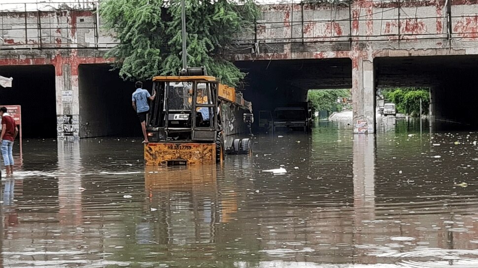 पानी में फंसी JCB