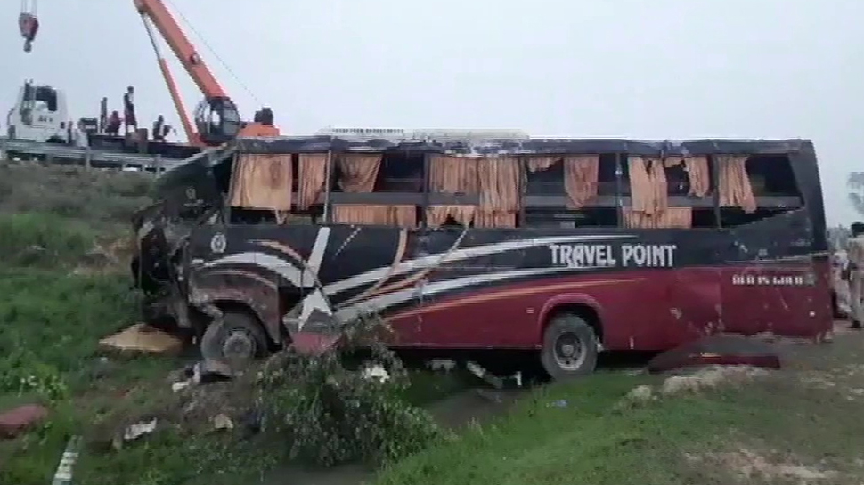 कन्नौज: आगरा-लखनऊ एक्सप्रेसवे भयानक हादसे में 5 लोगों की मौत, एक दर्जन ज़ख्मी कन्नौज: आगरा-लखनऊ एक्सप्रेसवे भयानक हादसे में 5 लोगों की मौत, एक दर्जन ज़ख्मी