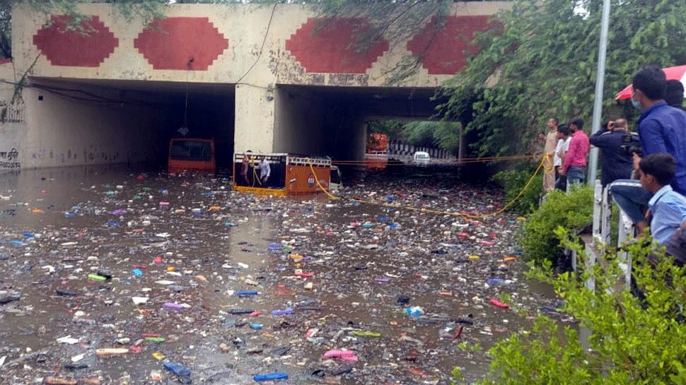 ट्रक में फंसे लोगों को बचाने का प्रयास करते लोग