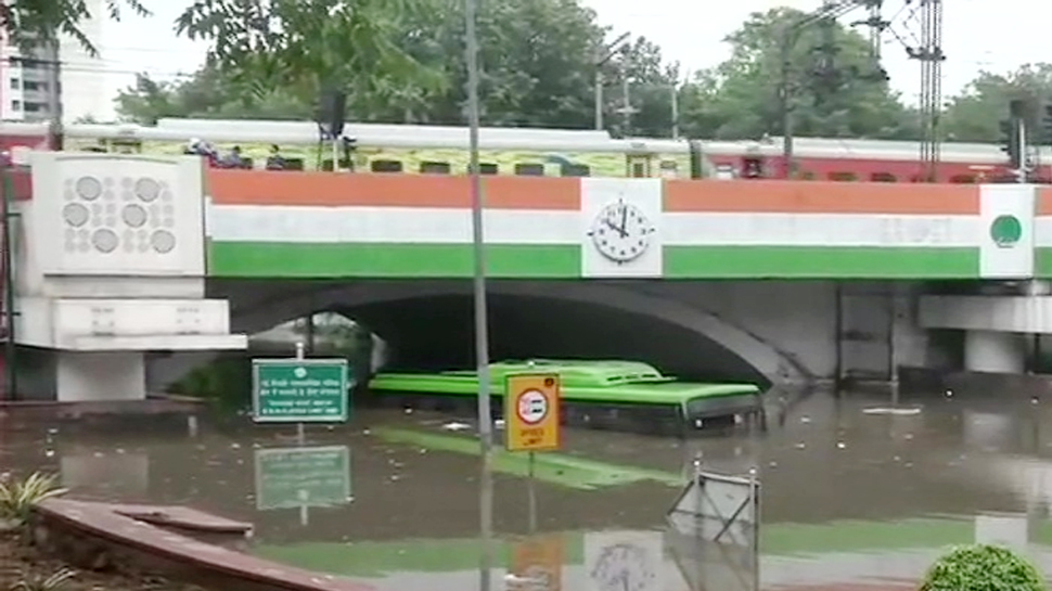 दिल्ली: बरसात की पहली बारिश ने ही खोली इंतेज़ामिया की पोल, तालाब बनीं सड़कें दिल्ली: बरसात की पहली बारिश ने ही खोली इंतेज़ामिया की पोल, तालाब बनीं सड़कें
