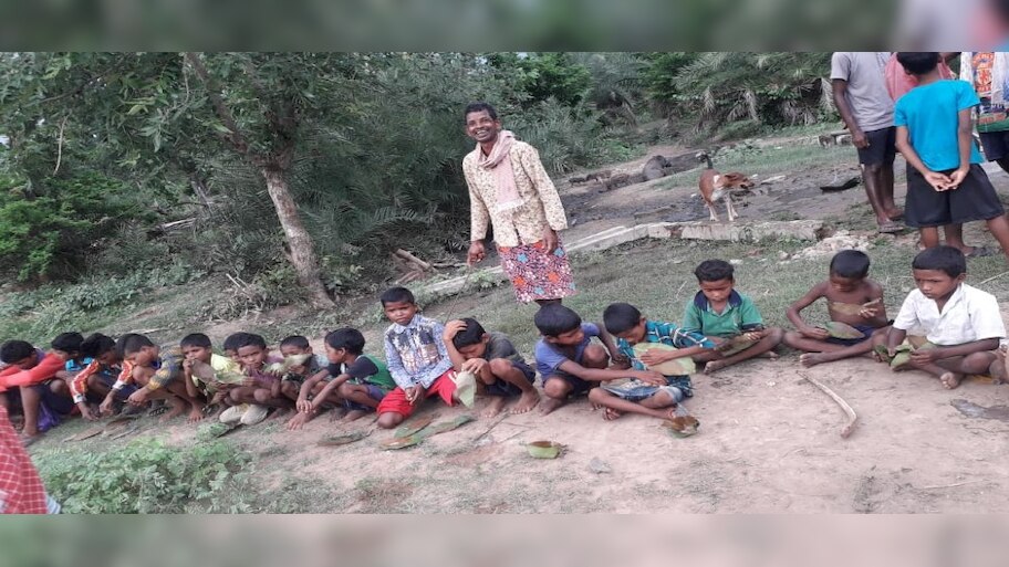  ଉପାନ୍ତ ଅଞ୍ଚଳର ଅଭାବନୀୟ ଚିତ୍ର: ଛୁଆଙ୍କୁ ମଦ ବାଣ୍ଟିଲେ, ପରମ୍ପରାକୁ ବଜାୟ ରଖିଲେ
