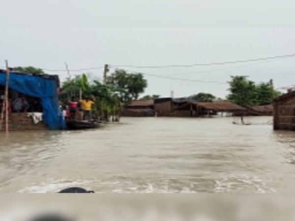 बिहार में कोरोना और बाढ़ ने मचाई 'तबाही', पानी में डूबे कई जिले. 