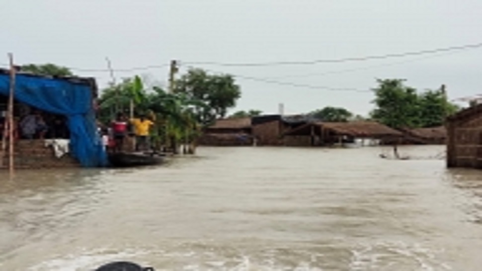 बिहार में कोरोना और बाढ़ ने मचाई 'तबाही', पानी में डूबे कई जिले. बिहार में कोरोना और बाढ़ ने मचाई 'तबाही', पानी में डूबे कई जिले.