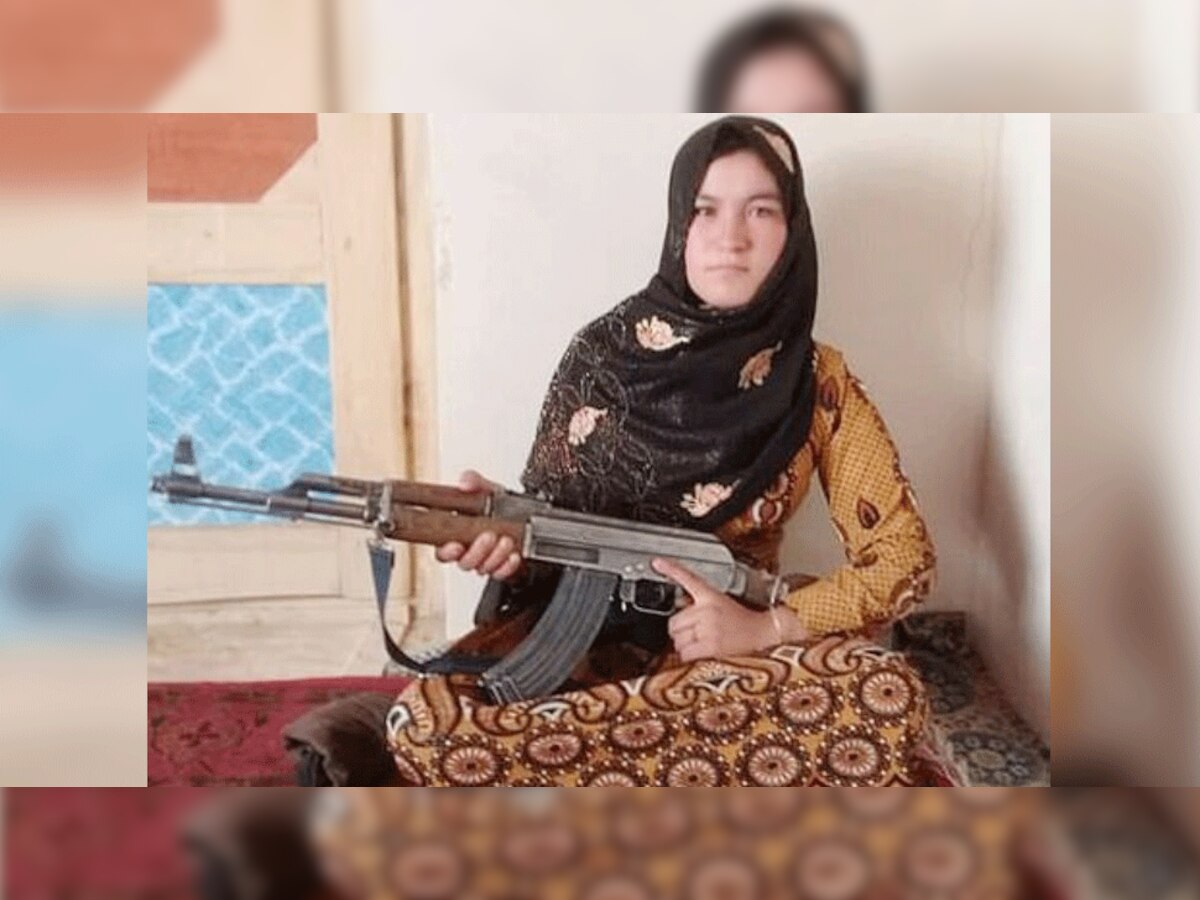 हाथों में AK47 लिए बैठी इस लड़की का फोटो सोशल मीडिया पर वायरल हो रहा है।