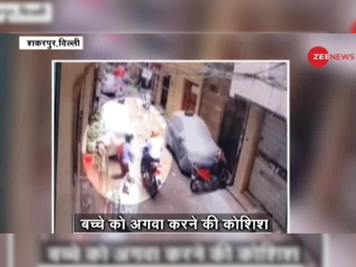 VIDEO: बदमाशों के बुलंद हौंसलों पर भारी पड़ी मां की ममता, बेटी को किडनैप होने से बचाया