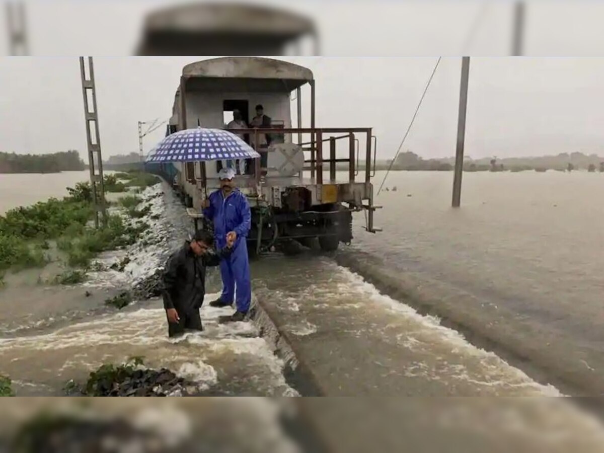 बिहार में बाढ़ के कारण समस्तीपुर-दरभंगा लाइन पर ट्रेनों का परिचालन रूका.
