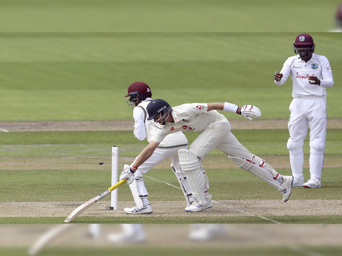 इंग्लैंड के कप्तान जो रूट को रोस्टन चेज ने 17 रन के निजी स्कोर पर रन आउट कर दिया.(फोटो-PTI)