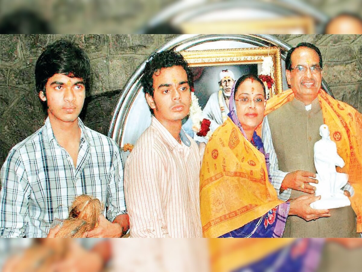 मध्य प्रदेश के मुख्यमंत्री शिवराज चौहान अपनी पत्नी साधना और दोनों बेटों कार्तिकेय और कुणाल के साथ. (File Photo)