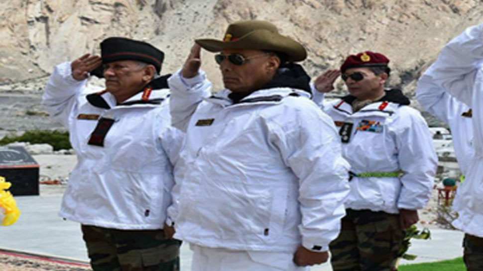 रक्षा मंत्री ने कारगिल के शहीदों को किया नमन, ट्वीट में लिखा- बहादुर सैनिकों को सलाम