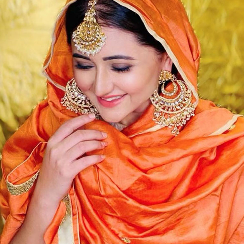 Rashmi Desai in Traditional Look SEE PHOTOS | रश्मि देसाई का ये देसी अवतार गिरा रहा है फैंस पर बिजलियां- SEE PHOTOS | Hindi News,