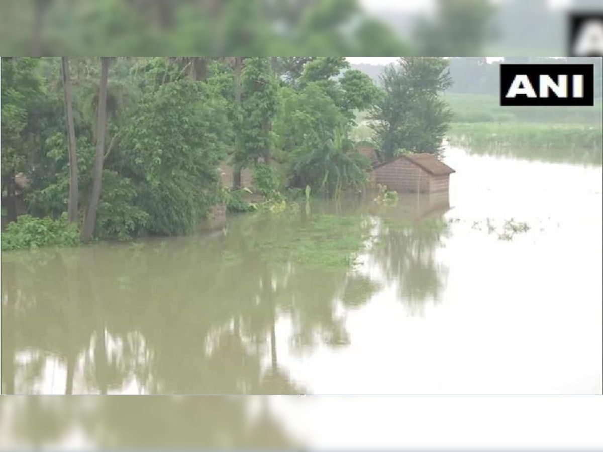 समस्तीपुर में बाढ़ से ठप हो गई है स्वास्थ्य व्यवस्था, नाव के जरिए जांच केंद्रों तक पहुंच रहे लोग. 