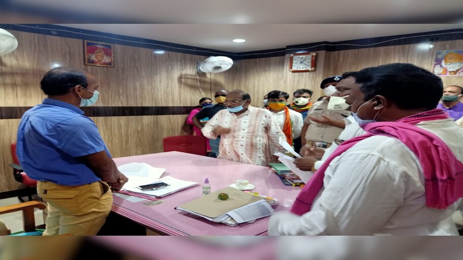 କୋରୋନା ସ୍ଥିତିକୁ ନେଇ ଜିଲ୍ଲାପାଳଙ୍କ କାର୍ଯ୍ୟାଳୟ ଆଗରେ ବିଧାୟକ-ପୋଲିସ ମୁହାଁମୁହିଁ