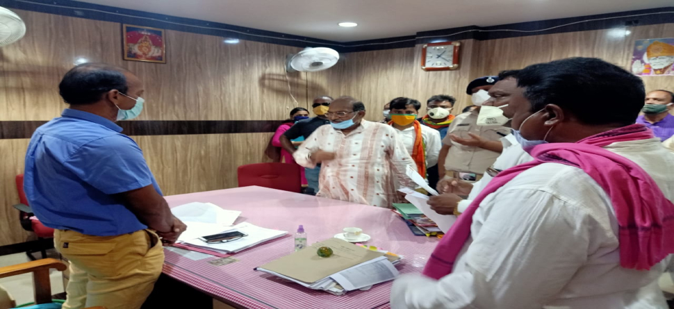 କୋରୋନା ସ୍ଥିତିକୁ ନେଇ ଜିଲ୍ଲାପାଳଙ୍କ କାର୍ଯ୍ୟାଳୟ ଆଗରେ ବିଧାୟକ-ପୋଲିସ ମୁହାଁମୁହିଁ କୋରୋନା ସ୍ଥିତିକୁ ନେଇ ଜିଲ୍ଲାପାଳଙ୍କ କାର୍ଯ୍ୟାଳୟ ଆଗରେ ବିଧାୟକ-ପୋଲିସ ମୁହାଁମୁହିଁ