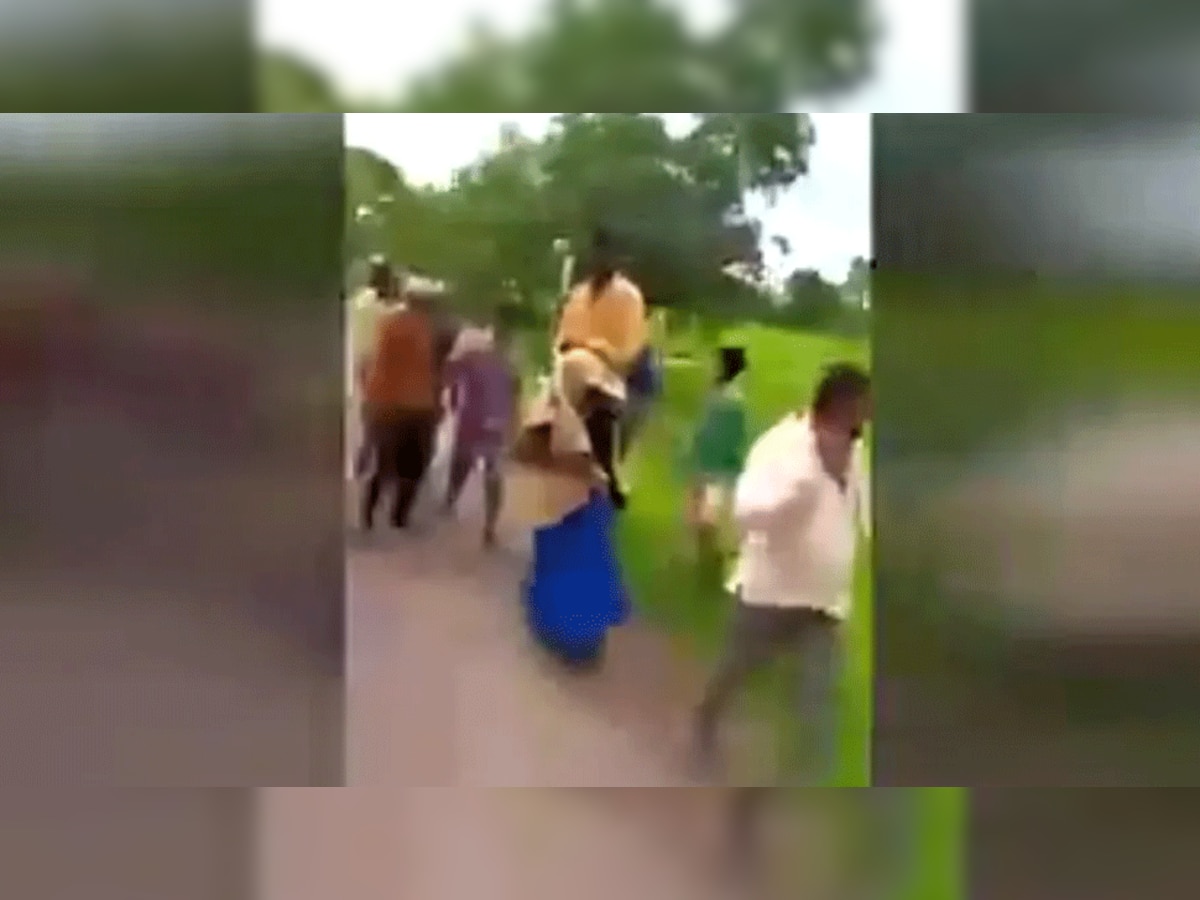 शर्मनाक: महिला के कंधे पर पति को बैठाकर गांव में घुमाया, लोग बनाते रहे Video