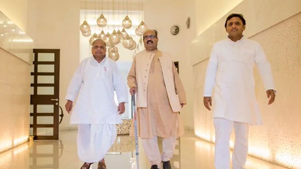 अखिलेश यादव ने शेयर की अमर सिंह की तस्वीर
