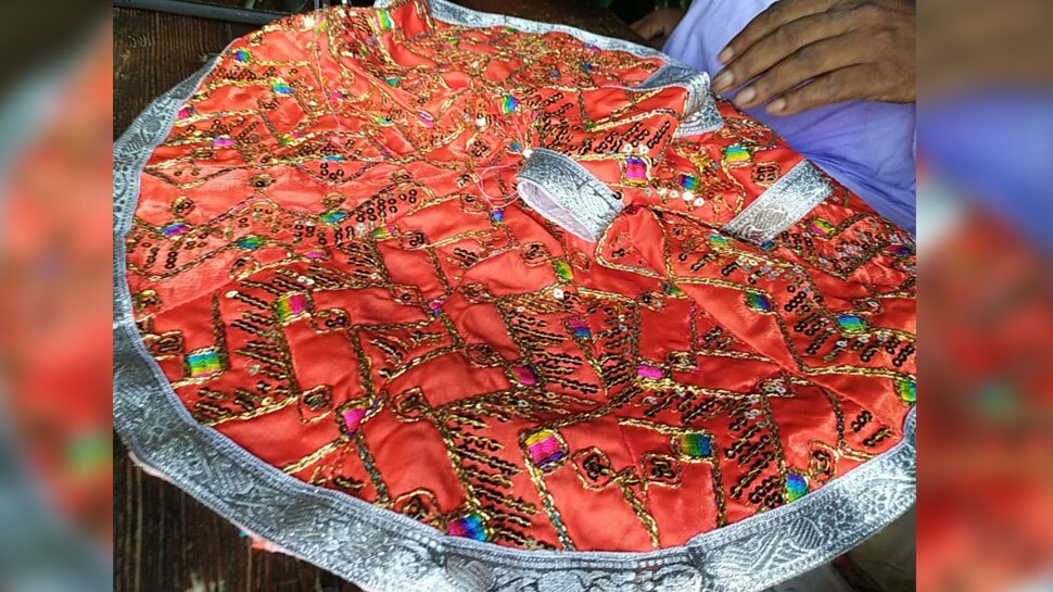 मखमल के कपड़े से बनाए गए हैं वस्त्र