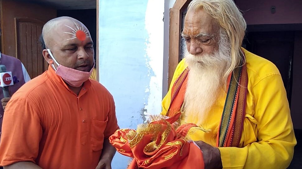 हरे रंग का बिछौना भी हो रहा तैयार