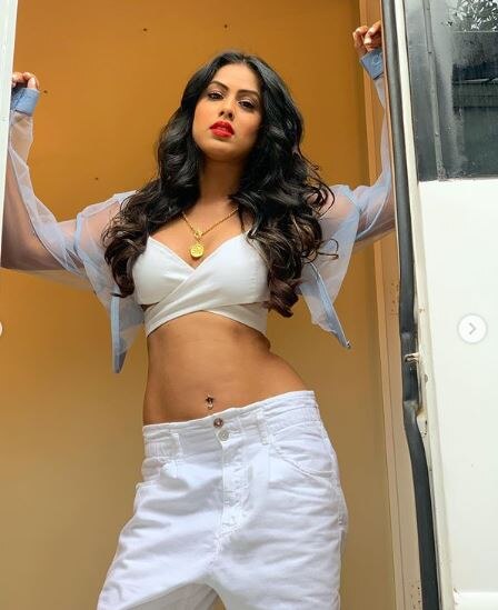 एशिया की सबसे सेक्सिएस्ट महिलाओं की लिस्ट में nia sharma sexy photos