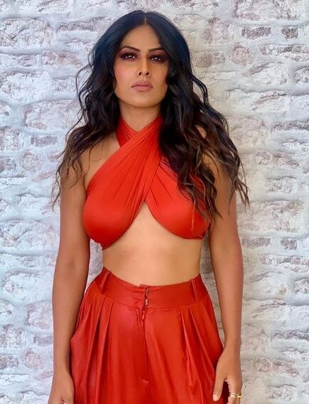 फोटोज और वीडियो की वजह से चर्चाओं में nia sharma hot look