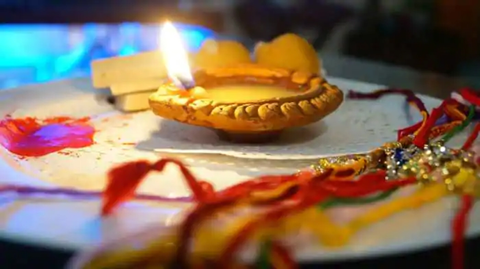 रक्षाबंधन स्पेशल: जब रानी कर्णावती ने हुमायूं को राखी भेजकर मांगी थी मदद, पढ़िए फिर क्या हुआ रक्षाबंधन स्पेशल: जब रानी कर्णावती ने हुमायूं को राखी भेजकर मांगी थी मदद, पढ़िए फिर क्या हुआ