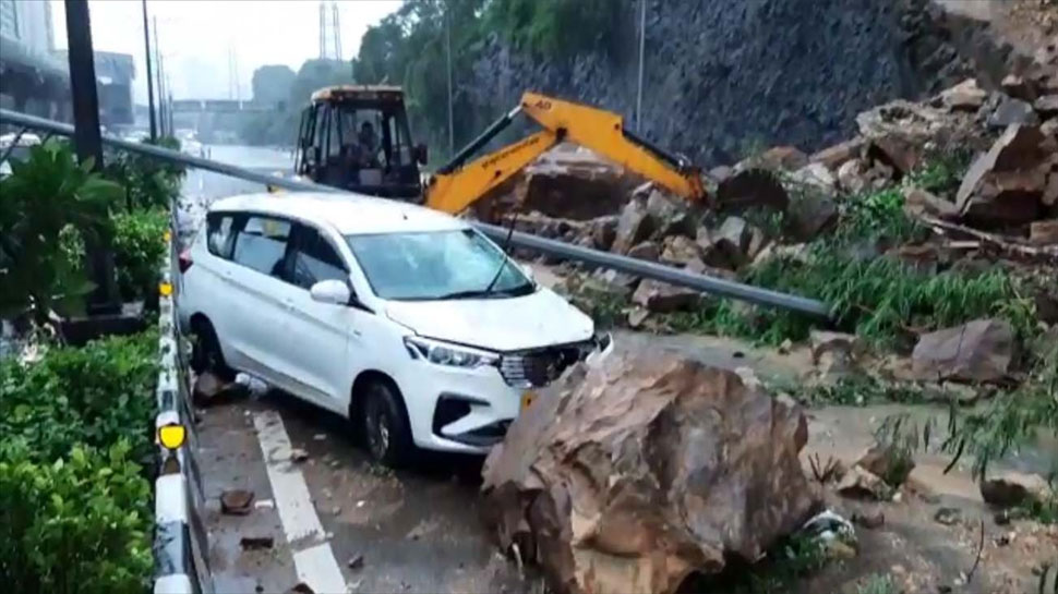 भारी बारिश के कारण मुंबई में भूस्खलन Heavy rains pound Mumbai landslide hits road