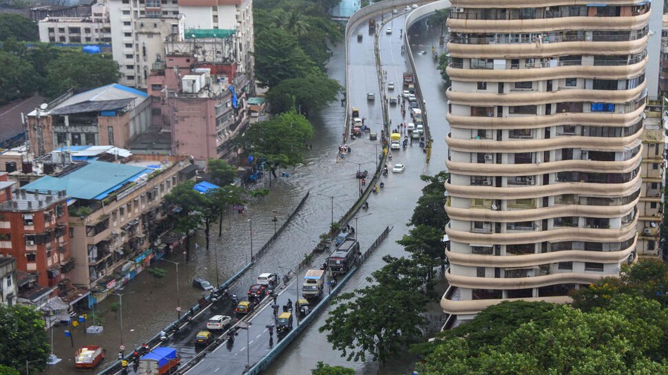 बारिश के बाद मुंबई में सड़कें पानी में डूब गईं waterlogged street at Parel in Mumbai