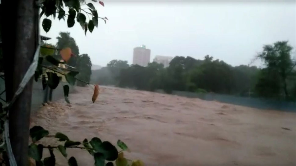 मीठी नदी खतरे के निशान के ऊपर बह रही है Mithi River at Sanjay Gandhi National Park in Mumbai
