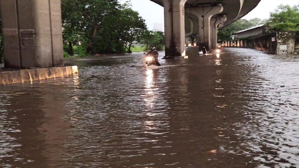 मुंबई में लगातार बारिश के बाद फ्लाईओवर के नीचे जमा हुआ पानी Water logging under Flyover in Mumbai