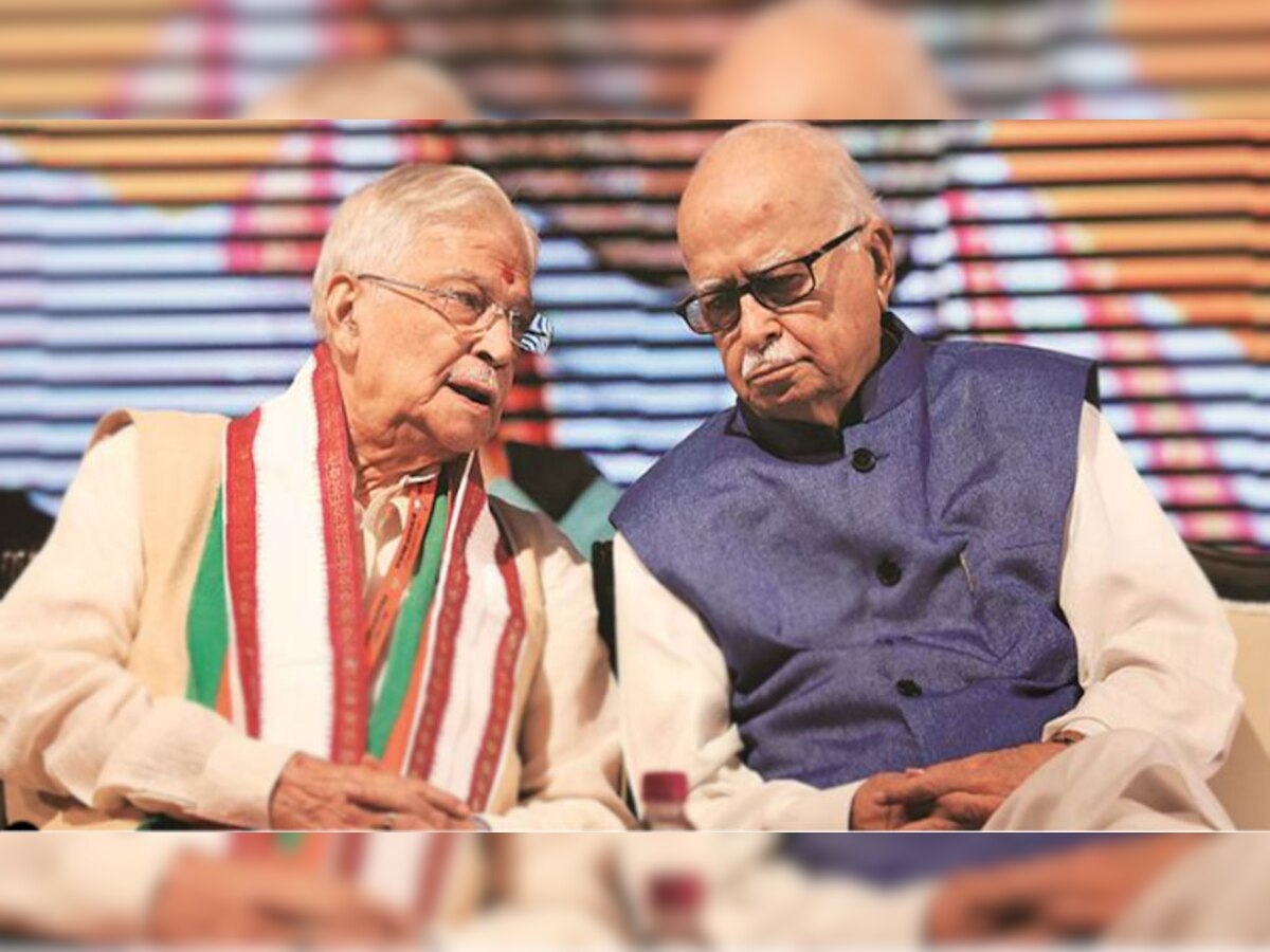 भाजपा के वरिष्ठ नेता लालकृष्ण आडवाणी (R) और मुरली मनोहर जोशी (R).