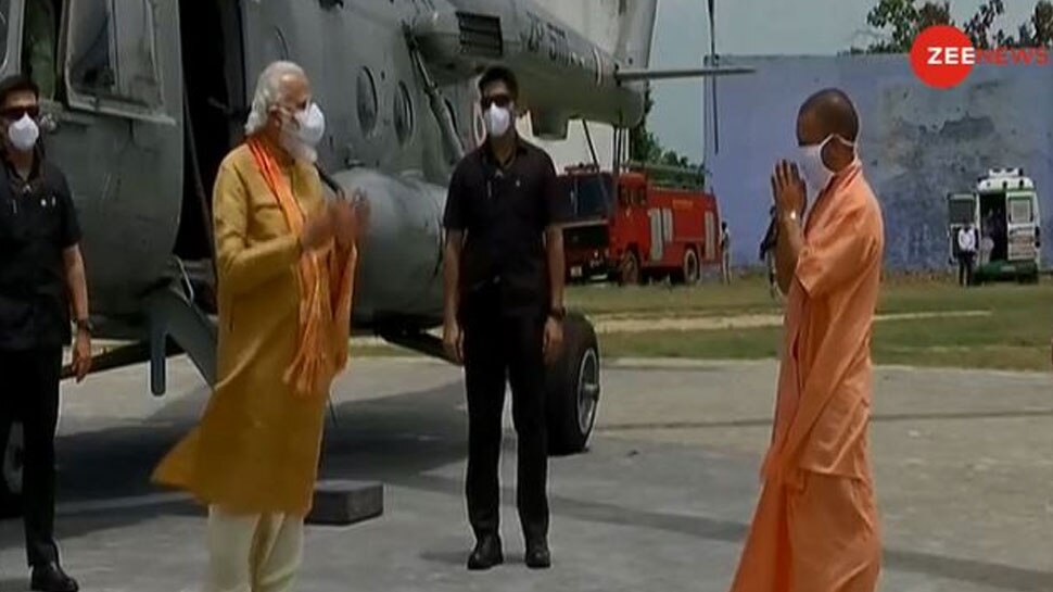 यूपी सीएम योगी आदित्यनाथ ने किया पीएम मोदी का स्वागत