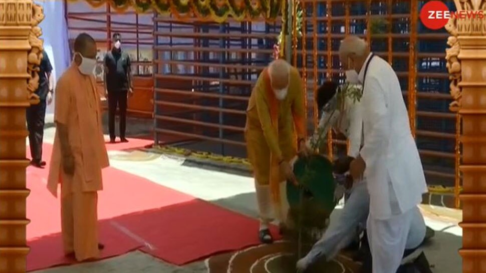 रामलला के दर्शन के बाद किया वृक्षारोपण