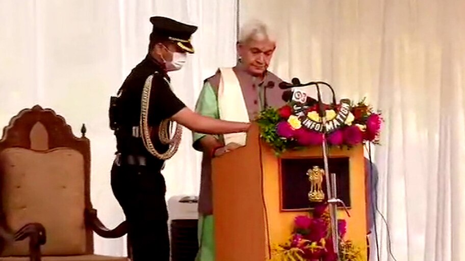 मनोज सिन्हा ने लिया जम्मू-कश्मीर लेफ्टिनेंट गवर्नर के ओहदे का हलफ