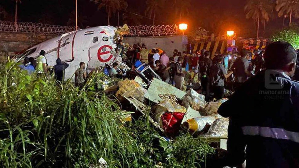 कोझिकोड प्लेन हादसे में अब तक 18 की मौत, 100 से ज्यादा ज़ख्मी, मुआवज़े का किया ऐलान कोझिकोड प्लेन हादसे में अब तक 18 की मौत, 100 से ज्यादा ज़ख्मी, मुआवज़े का किया ऐलान