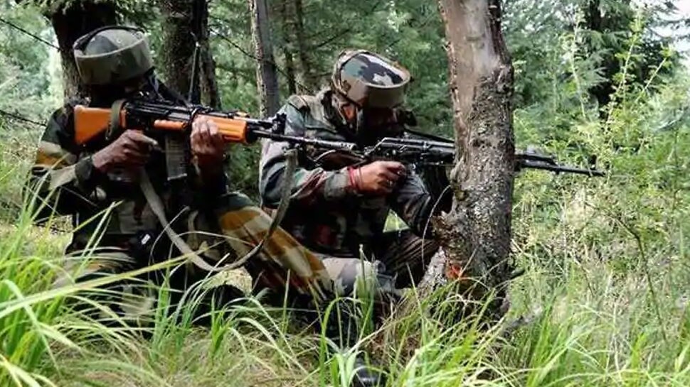 J&K: कुलगाम में आतंकवादियों और सुरक्षाबलों के बीच मुठभेड़ जारी, कई आतंकी छीपे होने की खबर