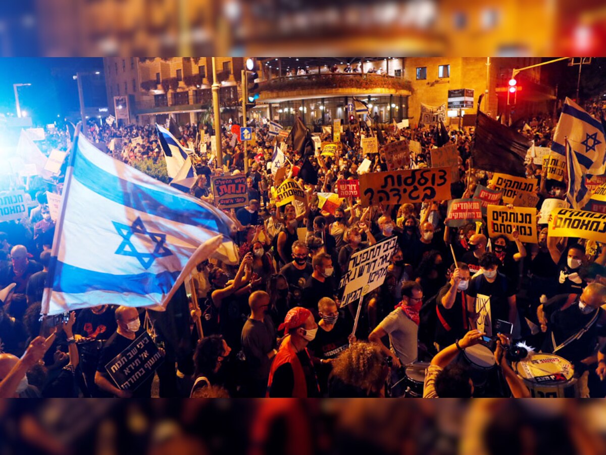 इजराइल: PM नेतन्याहू के घर के बाहर जुटे हजारों प्रदर्शनकारी, बोले -'आपका टाइम खत्म'