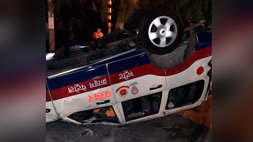 जोरदार टक्कर से पलट गई पुलिस की गाड़ी