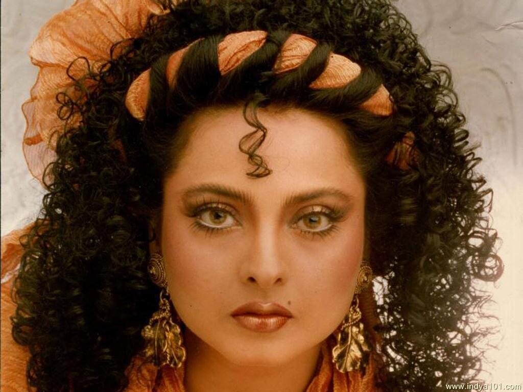 Bollywood heroine Rekha some very sexy and killer looks | आज भी अपने