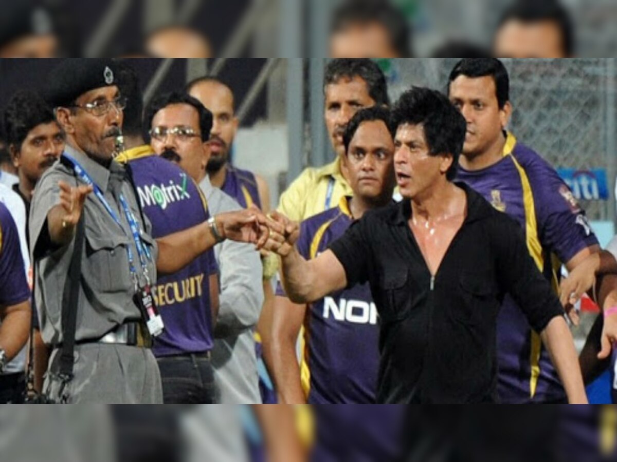 आईपीएल मैच के बाद सिक्योरिटी गार्ड से उलझते शाहरुख खान. (फाइल फोटो)
