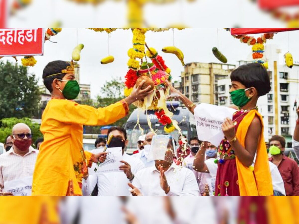 कोरोना के बावजूद लोगों में उत्साह बरकार, मुंबई में कुछ यूं हुआ दही हांडी का आयोजन