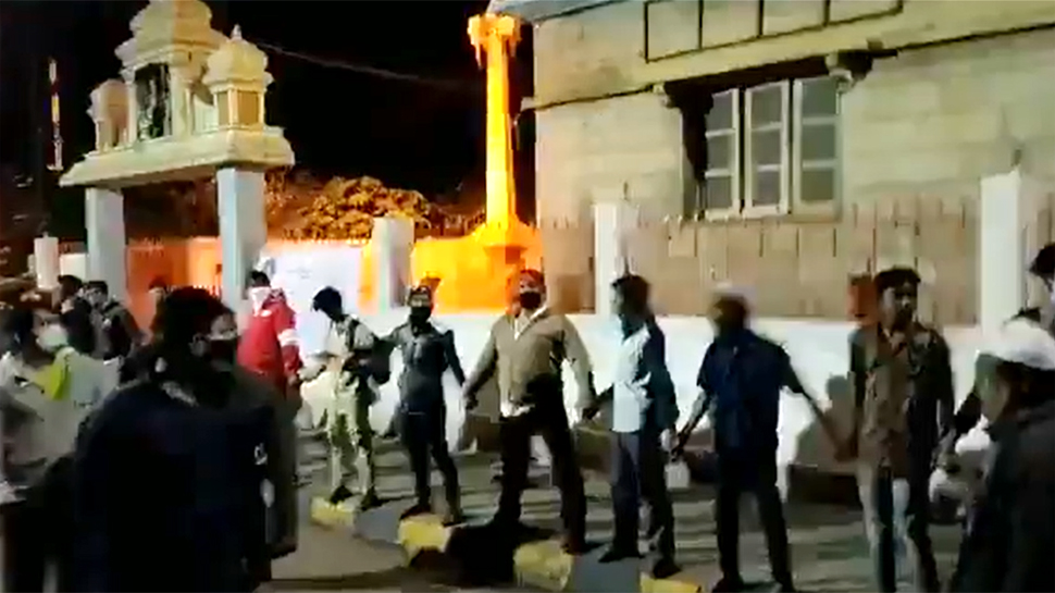 बेंगलुरु फसाद: ह्यूमन चेन बनाकर मंदिर को बचाते नज़र आए मुस्लिम नौजवान बेंगलुरु फसाद: ह्यूमन चेन बनाकर मंदिर को बचाते नज़र आए मुस्लिम नौजवान
